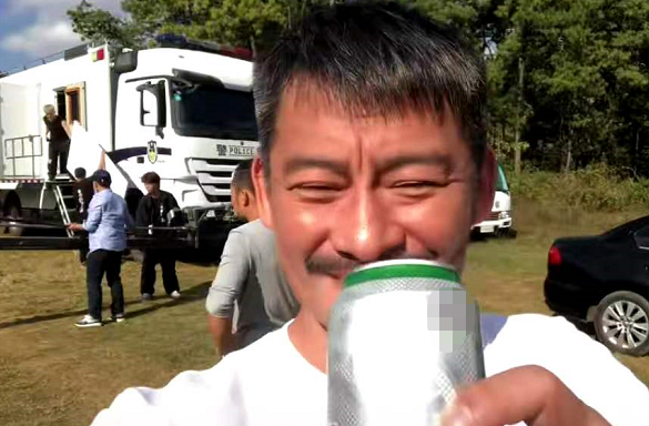 景岗山|景岗山“酒鬼”人设遭吐槽！一脸憔悴被嘲酒蒙子，数次因酒丢人