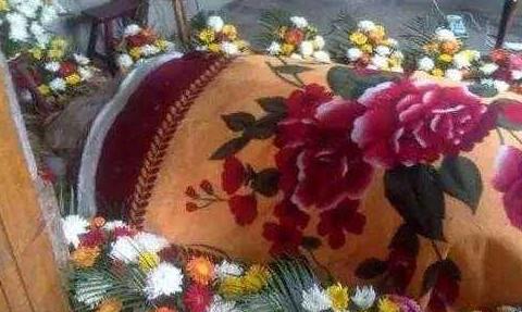 磁器口|浙江2200斤“猪王”，养在佛门赐有法号，死后村民还为其塑像供奉