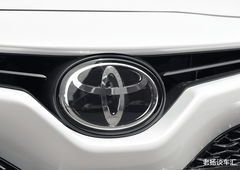 「丰田凯美瑞」丰田又出“王炸”，比帕萨特更帅气，油耗4.1L，标配7气囊+双独悬