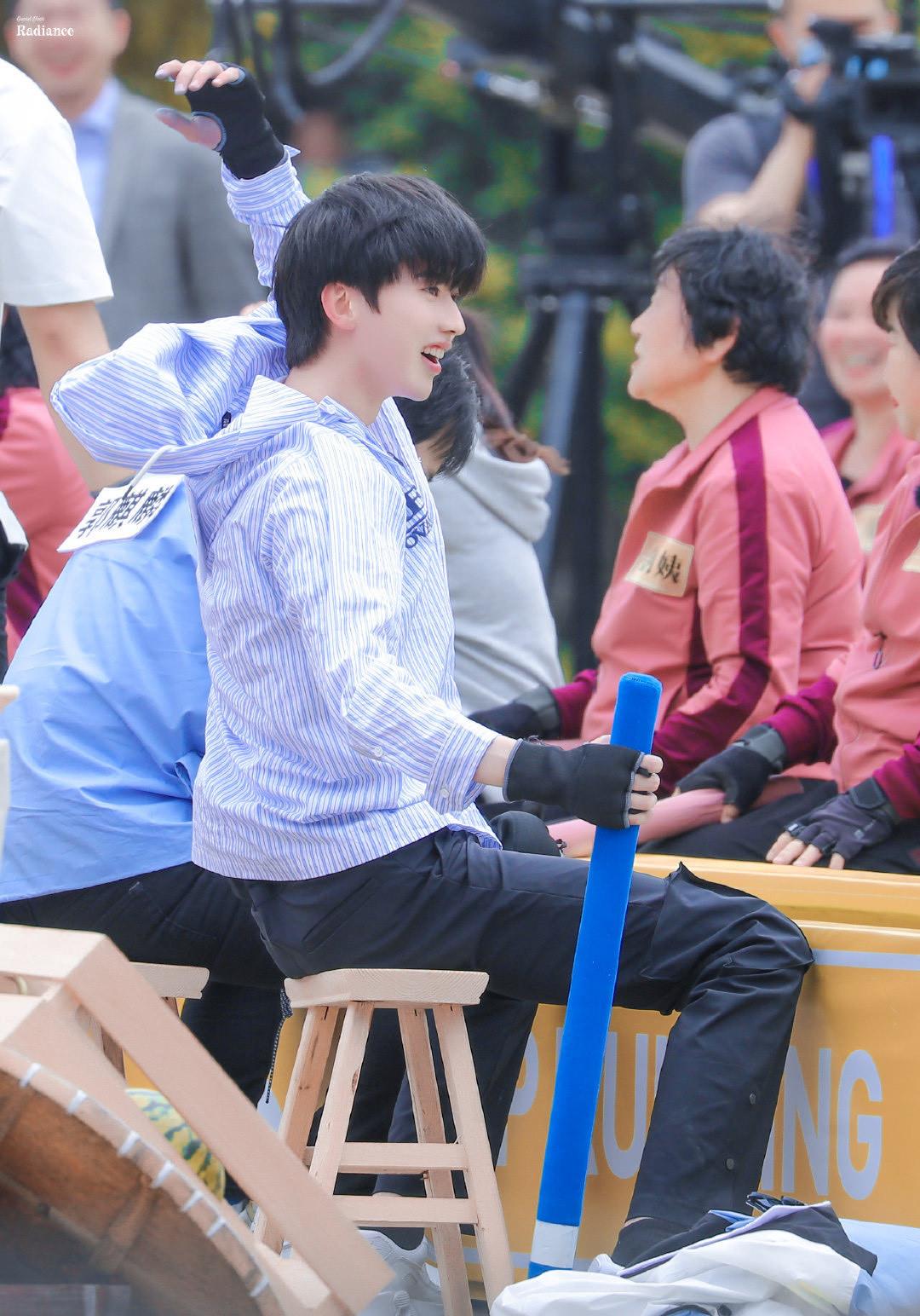 「蔡徐坤」奔跑吧蔡徐坤变身“小导游”？极限挑战热巴p图？粉丝：可爱！