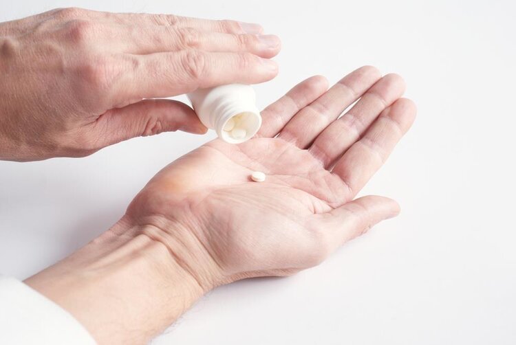 降压药|长期吃降压药能活多久？男子服药17年后脑出血，花光积蓄救不回