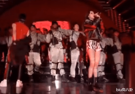 欧阳娜娜|欧阳娜娜穿3分裤演出，镜头一扫而过娜比，这腿型是真实存在的？