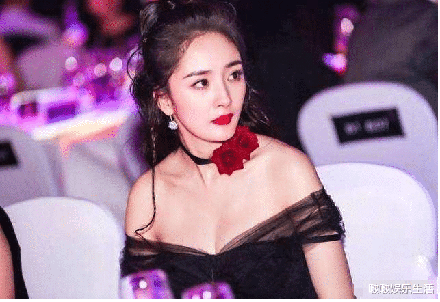 「杨幂」人民大会堂里明星相，杨幂超迷人，看到周星驰的样子好想哭