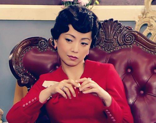 谢霆锋|曾让万梓良当街下跪的邓萃雯，是如何把一手烂牌打成王炸的？