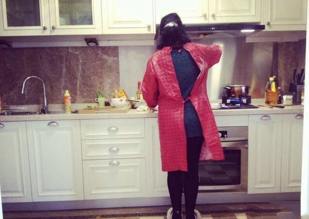 ：袁姗姗晒出自己的豪宅，沙发边框带金色浮雕，她坐在上面像贵妃