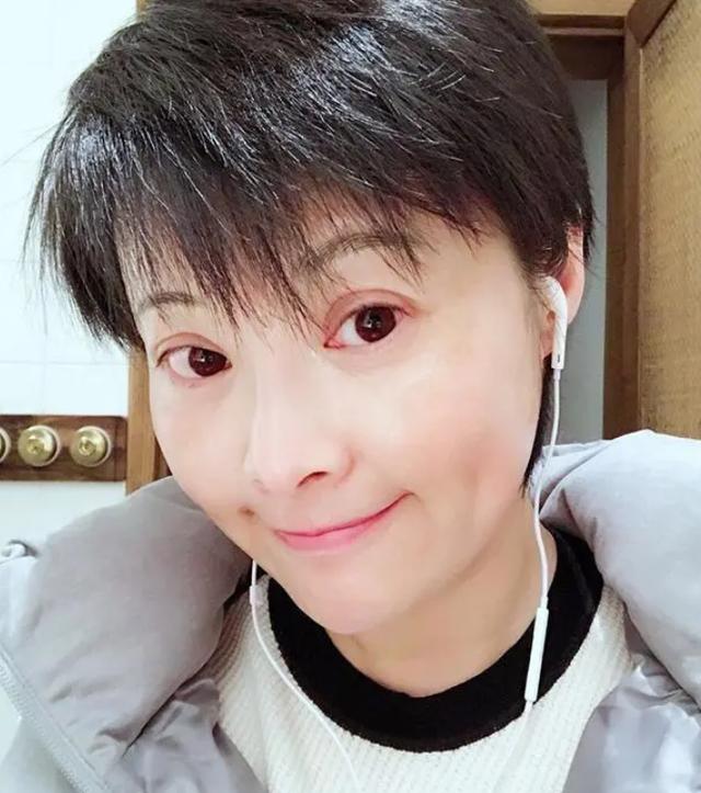 |袁立晒出自己住的房子:装修审美很另类,窗户还是古代那种纸糊的