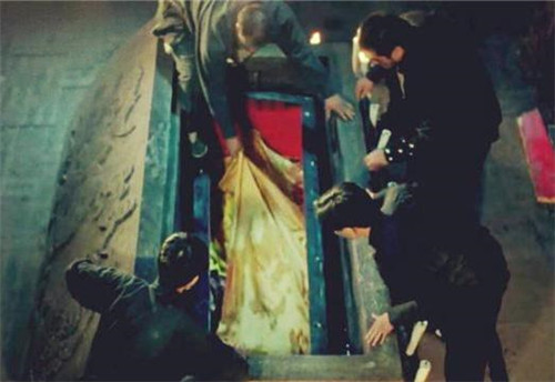 文物|老农河里钓到一只“乌龟”,背上插着四支箭,专家:这一竿值18亿