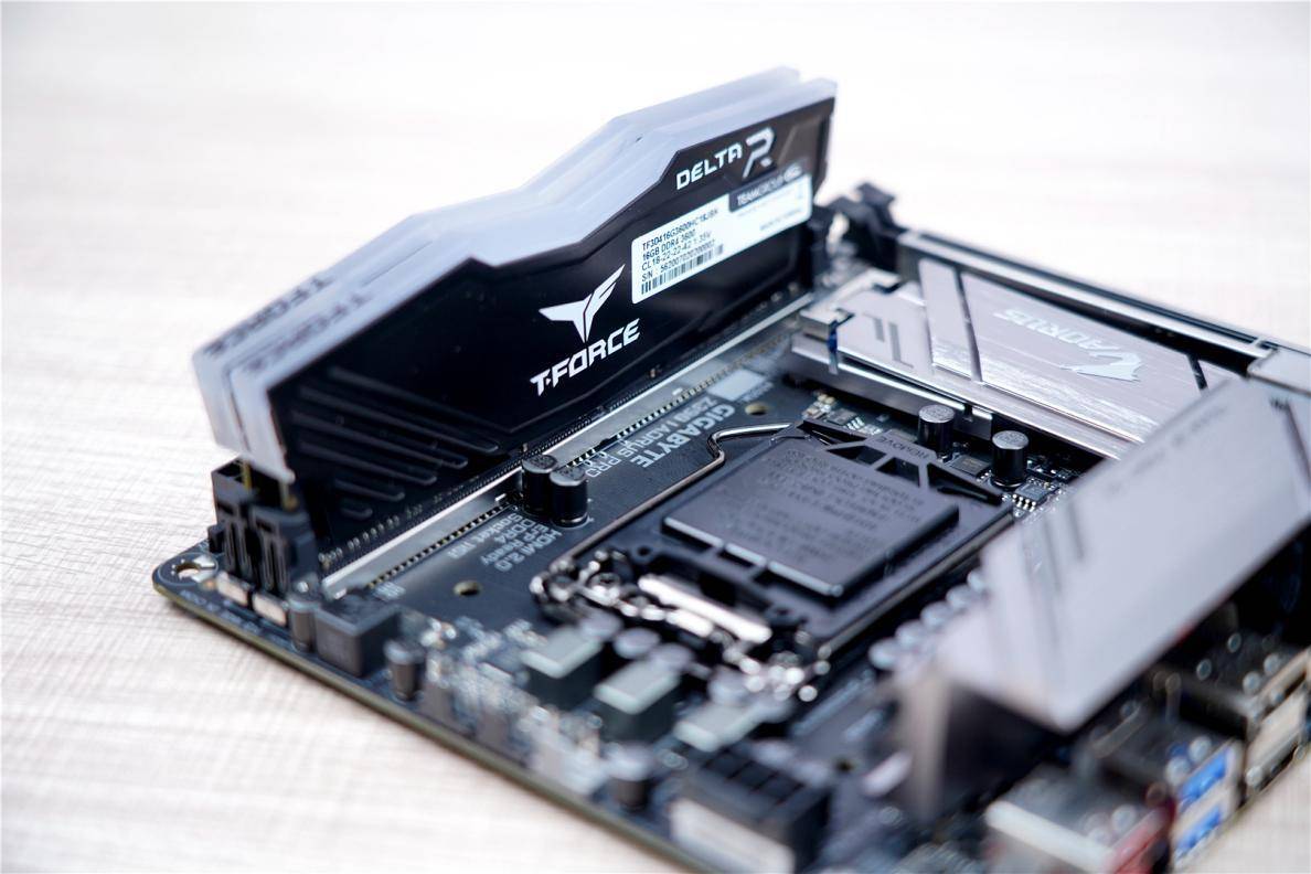 主板|高颜值，高频率，十铨DELTA RGB分享，原来内存价格一直在走低！