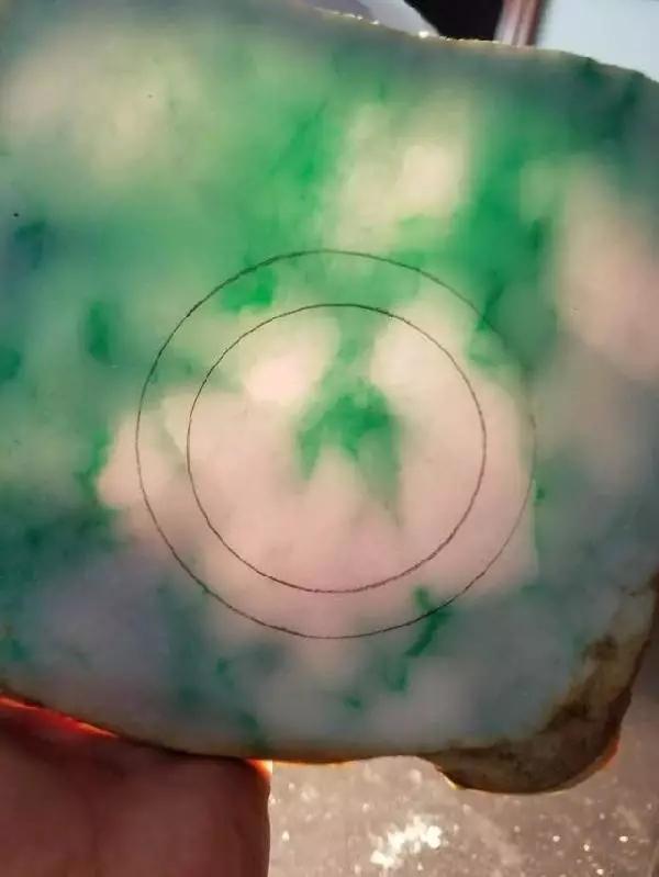 「文玩」高价买的全赌色料翡翠原石被坑，10倍价格买回，结果切涨百倍