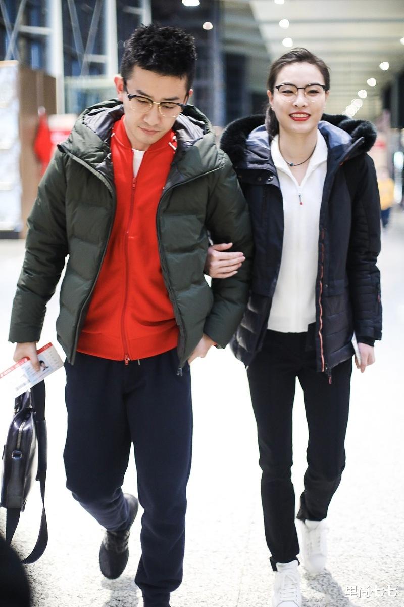 #浓妆#吴敏霞和丈夫走机场，穿棉服麻杆腿好惹眼，难得浓妆红唇气质大变