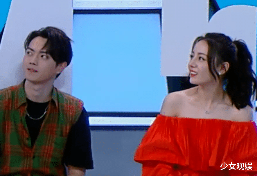 『迪丽热巴』《快本》黄景瑜意外往后倒,见热巴下意识动作,避嫌与否很显然