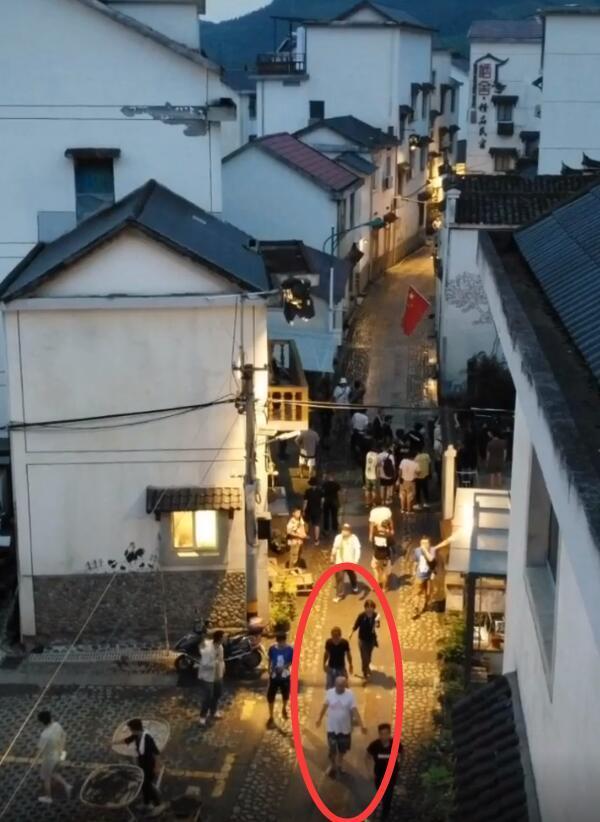 徐峥|网友偶遇徐峥导演拍电影,脚踩7块钱一双拖鞋,啤酒肚抢眼了