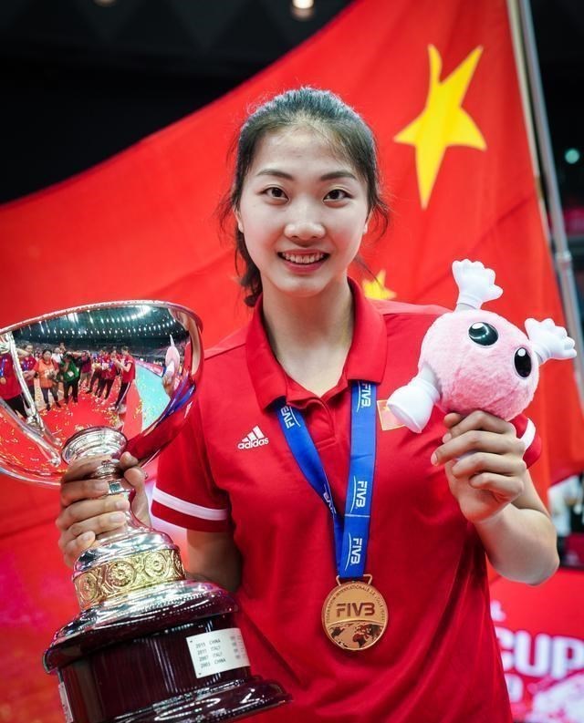 『朱婷』朱婷又打榜!中国女排4将入选体育明星商业价值榜,第1名毫无悬念