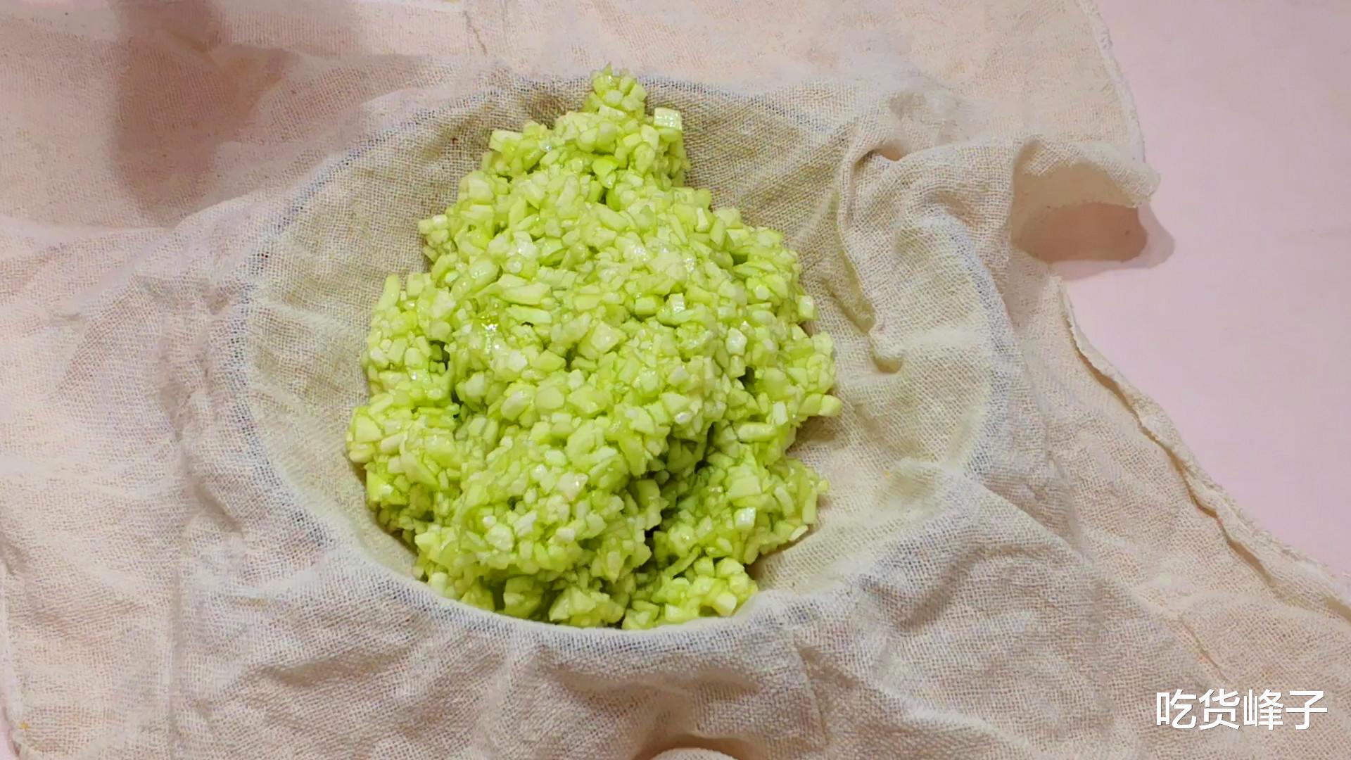 『饺子』入夏后，韭菜荠菜靠边站，用它包饺子才更鲜，夏天正当季，要多吃