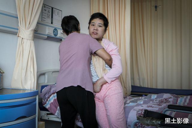「医院」姐姐被亲弟弟打成重伤后丈夫起诉离婚，7旬老母医院守护5年未归家