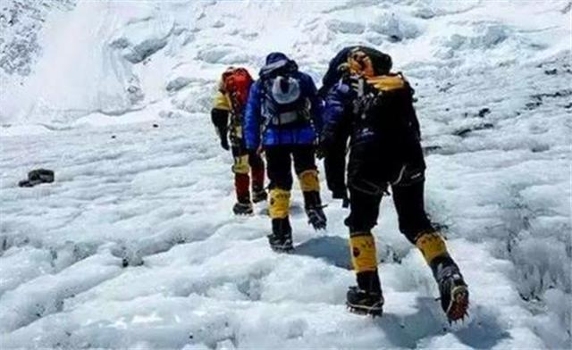#珠峰#长眠于珠峰的\睡美人\:冰封十年成路标,人来人往却无人愿救她