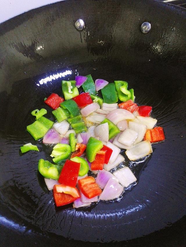 洋葱@?餐馆的猪肝嫩滑爽口，原来是有秘诀，提前这样处理，猪肝不嫩都难