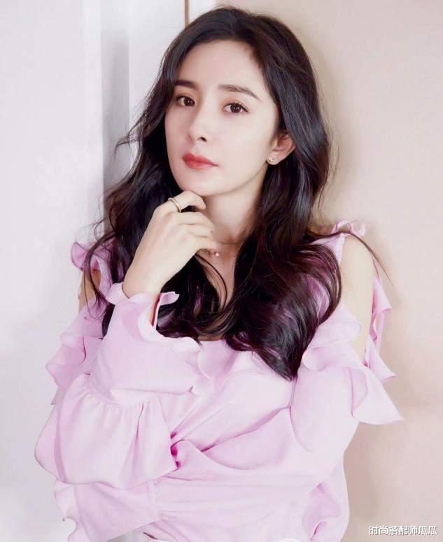 发型|女人过了48岁，尽量避开这3种发型，尤其是第2种，显老又土气