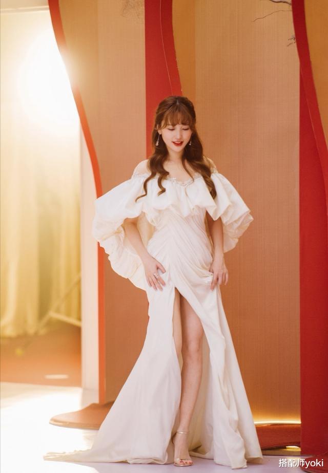 金莎|金莎最新音乐节造型，黑色抹胸搭配玫瑰图案半身裙，诱惑逼人！