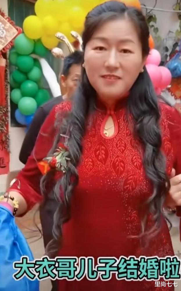 朱之文|大衣哥儿媳正脸曝光，仪态出挑太像婆婆，两亲家母穿旗袍抢风头
