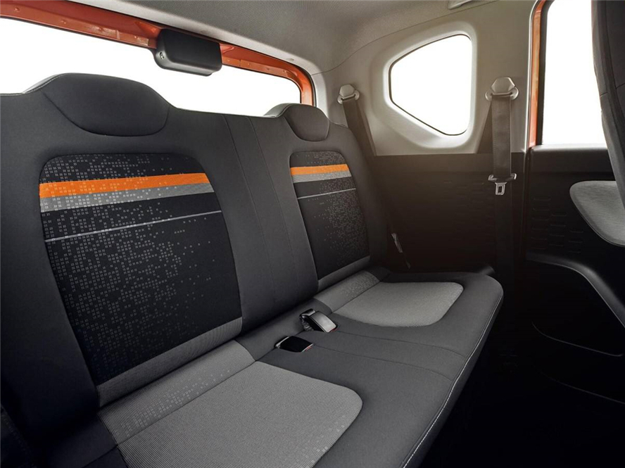 【五菱宏光】这回不用挤公交了！五菱代步神车要来，比MINI还漂亮，顶配3.88万