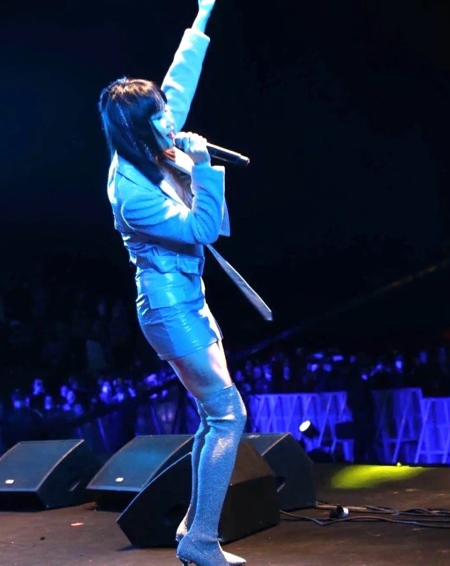 黄龄|杨丞琳演唱会踩空险摔伤，黄龄踏空大腿摔出淤青，而他直接摔死了