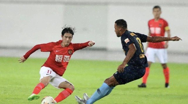 『广州恒大』纸糊的国脚级防线?恒大排出5后卫阵型仍0-3富力,卡纳瓦罗面色铁青