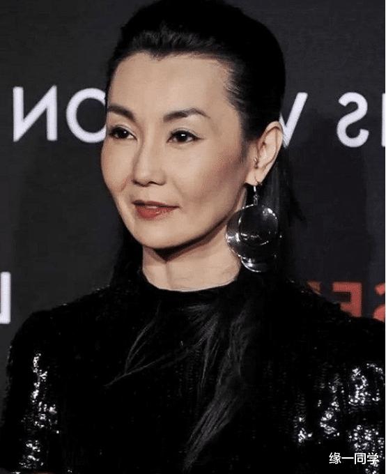 张曼玉|56岁的张曼玉上节目，短发配上碎花衬衫，这颜值你给几分呢？