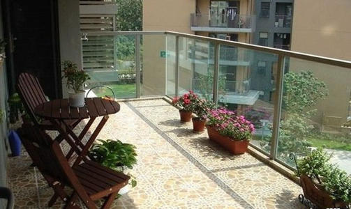 「」为什么有钱人阳台不铺瓷砖了？头次见这种设计，后悔入住才察觉