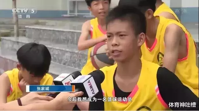 @心疼！独臂篮球少年现状曝光，他父亲最担心的事发生，爆红害了他