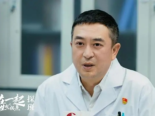 明星素颜■40位明星素颜出镜,老戏骨小鲜肉齐聚,这部剧口罩下的眼神全是戏