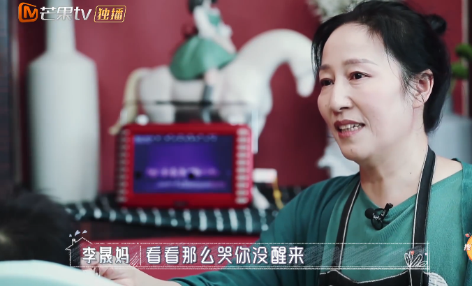 李佳航▲李佳航在家不用干家务，跟李晟分房睡，感叹做演员不够红心情焦虑