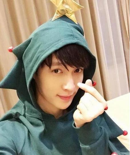 ##参观张艺兴住的豪宅，卧室能看到全城夜景，就这风景就值千万了