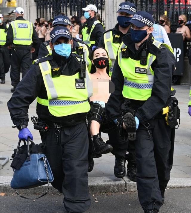英國30名女性赤裸上身街頭抗議，為瞭警示人們關註氣候變化-圖4