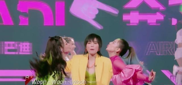 【黄圣依】《乘风破浪》“装可爱”有多滑稽?看着黄圣依陶醉的样子,好尴尬