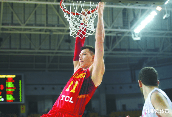 易建联■易建联大儿子打球被曝光！姿势不输老爸，国籍不是中国引热议