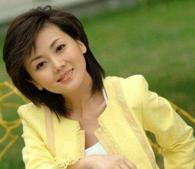 「央视」她是央视著名主持人，清华硕士毕业被称“冰山美人”，如今40多岁仍未婚