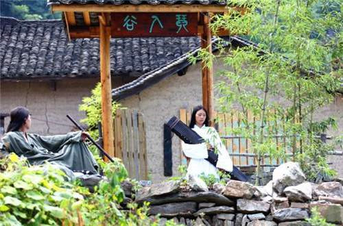 |道士和漂亮女弟子隐居山林8年,不顾世俗眼光生2娃,父母已认不出