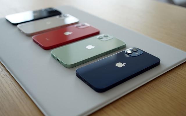 iphone11|买iPhone11还是选12mini？线下店老板的回答很实在，说到心坎了