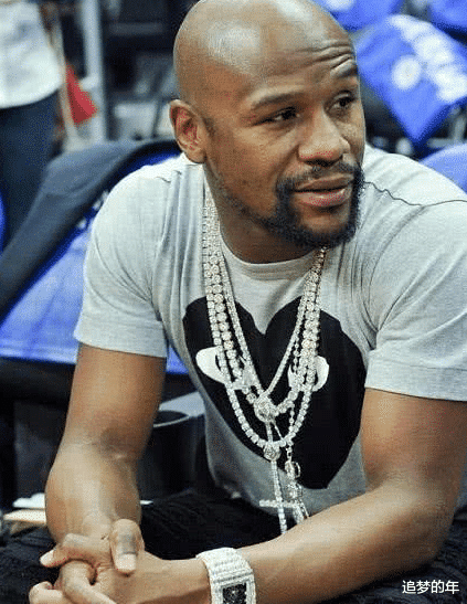 梅威瑟@梅威瑟的一亿手表算啥,他直接戴着二十六斤黄金,雇四个白衣保镖