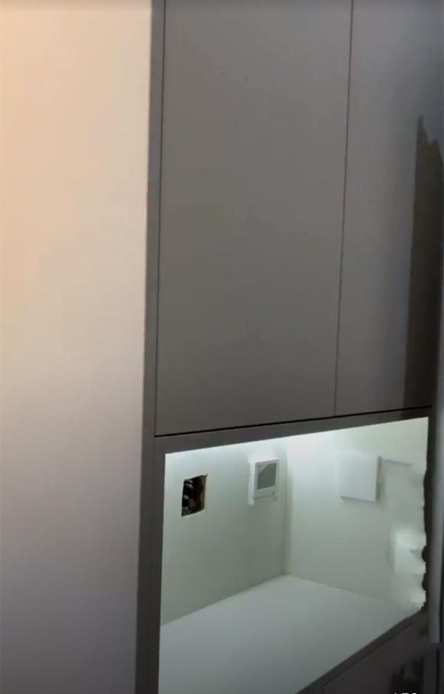 【厨师】厨房隔断墙砸掉，隔断柜中间掏空做窗洞，进门先和厨师打招呼！