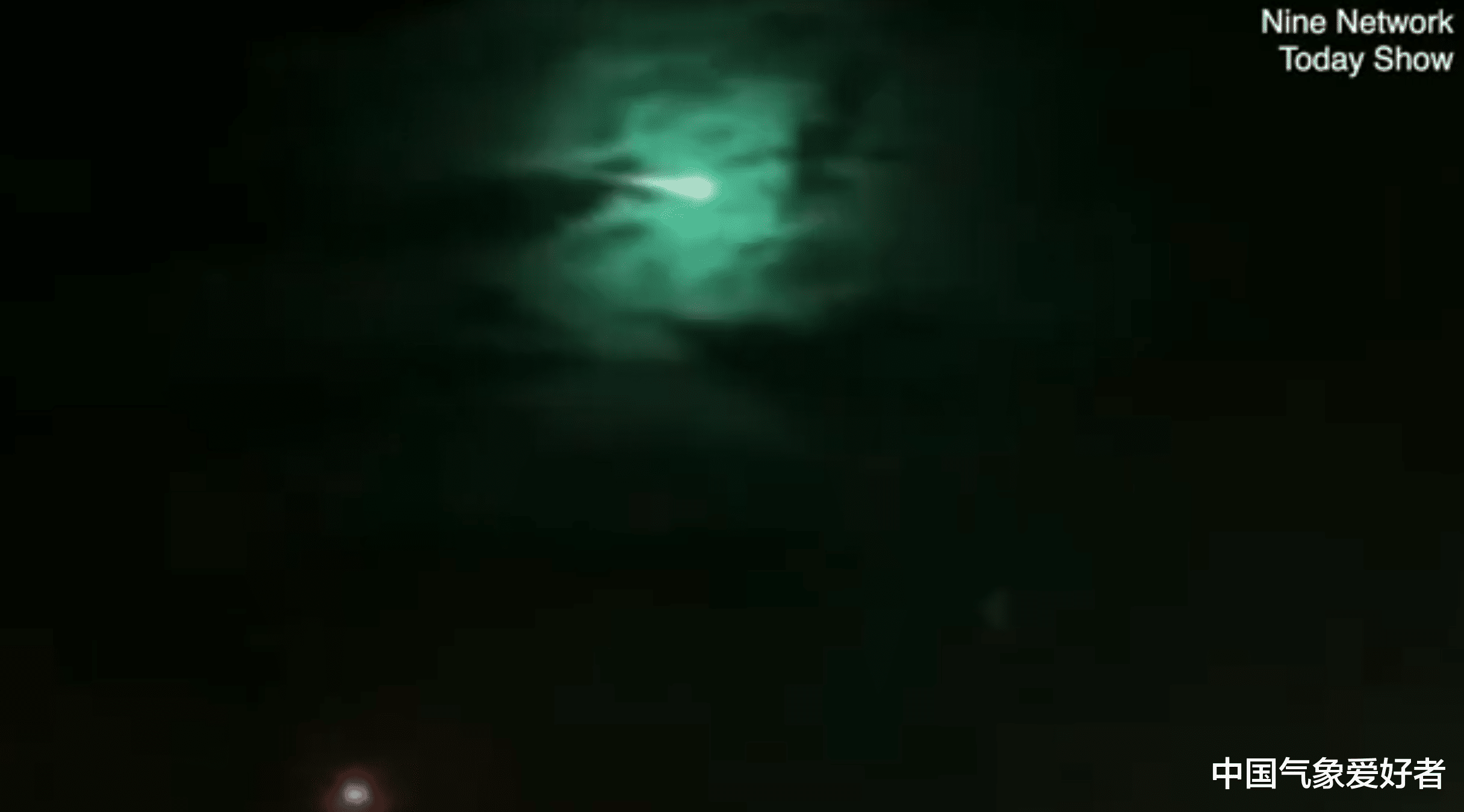 UFO▲灾难前兆还是飞碟降临？澳洲夜空突现神秘飞行物，发出耀眼绿光！