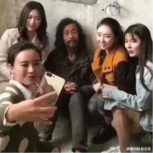 「」52岁流浪汉因才华横溢走红，主持人发文揭穿：多少人被他骗了？