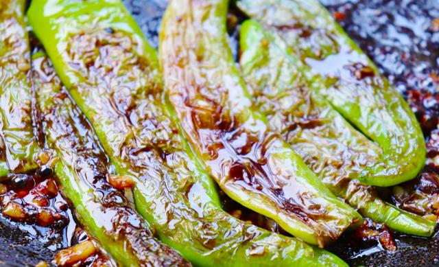 『虎皮青椒』夏天最强“减肥菜”,这样做比肉都香,坚持吃1周,腰肢变苗条了