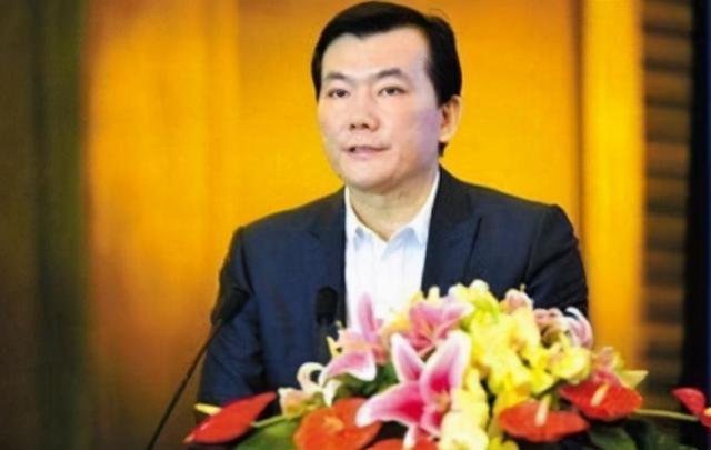 主持人|曾是央视最美主持人,因身材太好被关注,丈夫长相却不出众