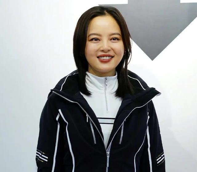 穿衣搭配|辛芷蕾久违露面胖一圈？穿高领衫头发油腻，被恶意P图肿到认不出