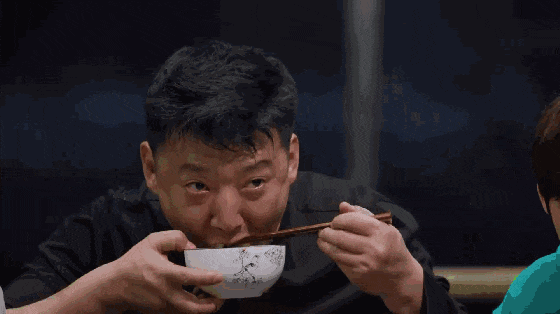 向往的生活|提着环保袋就来参加《向往的生活》，成粉丝最想留住的嘉宾，这位大叔有点酷