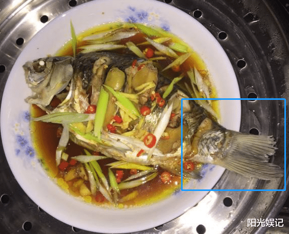 洋葱▲吃鱼时，第一筷子夹的部位，能看出一个人的性格，聪明人先夹这里
