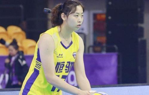 『郎平』东京二传之争，刁、梅、姚三选一！球迷：梅笑寒或以“白丁”胜出