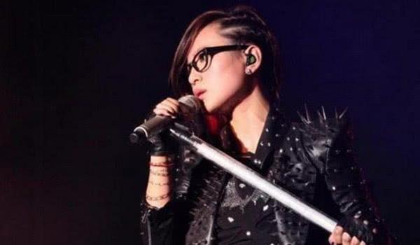 假唱|5大“假唱王”，第四位丢人丢到国外，最后一位毁在话筒手里！